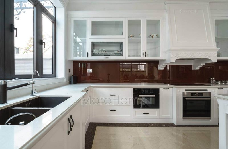 Mặt bàn bếp sử dụng chất liệu đá nhân tạo LG dễ dàng uốn cong, kháng khuẩn, an toàn vệ sinh và bảo vệ sức khỏe hơn bao giờ hết