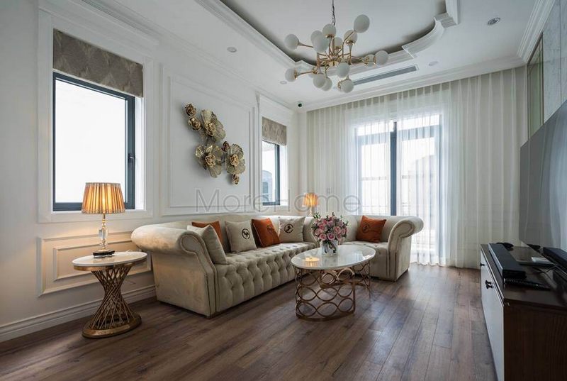 Kệ decor được sử dụng một cách hiệu quả trong phòng khách với chất liệu inox mạ vàng sang trọng tạo điểm nhất trong không gian trung tính