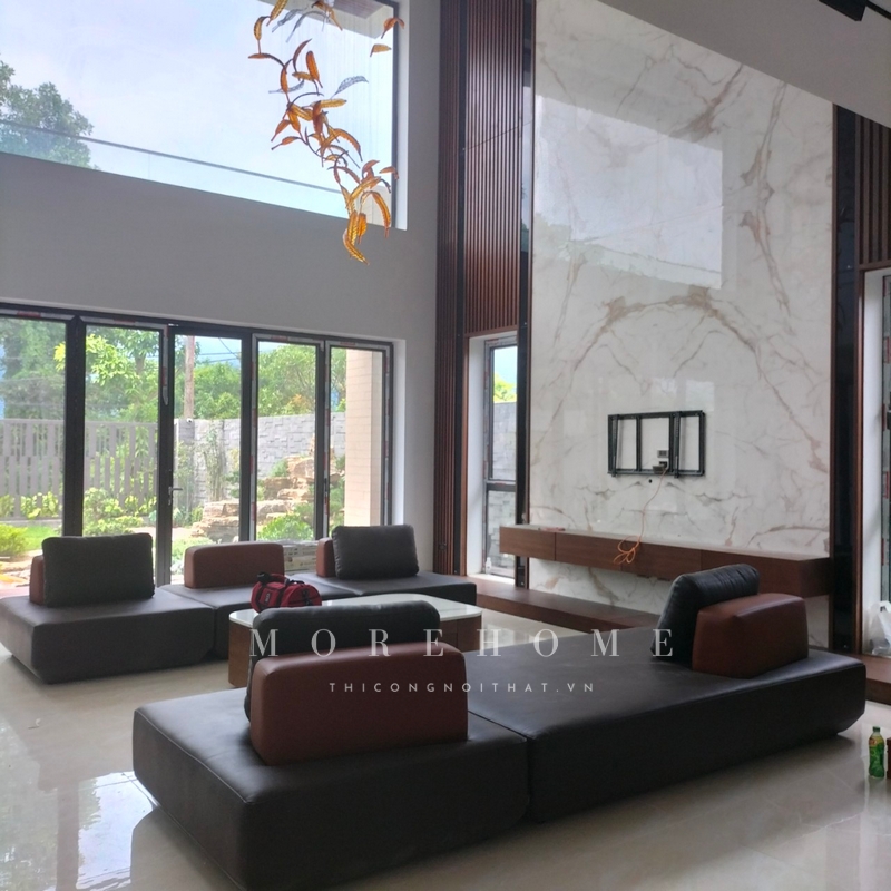 Thi công kệ tivi treo tường gỗ tự nhiên kiểu dáng đơn giản không cầu kì, tăng thẩm mỹ cho căn phòng và đáp ứng tốt các nhu cầu sử dụng của 1 kệ tivi