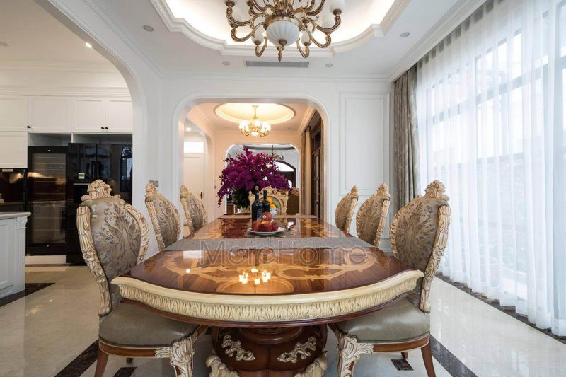 Bộ bàn ăn được đặt tại trung tâm nhà bếp giúp mở rộng không gian và liên kết với khu vực tiếp gần phòng khách.
