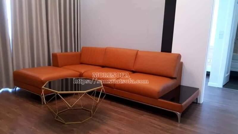 Ghế Sofa L hiện đại bọc da cao cấp màu nâu đỏ nổi bật MS-023, kết hợp với chân inox và tab trang trí bằng kính sơn đen độc đáo.