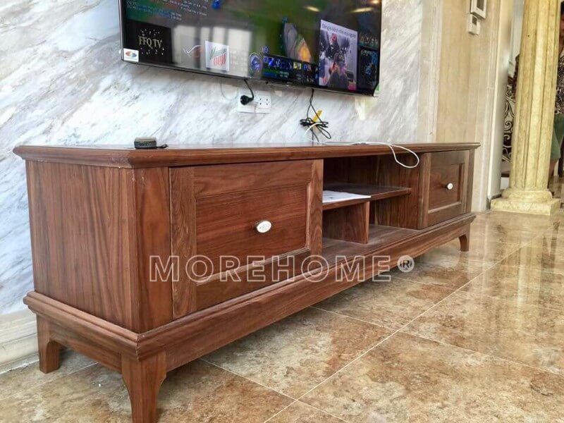 Kệ tivi tân cổ điển gỗ óc chó được Morehome thi công sản xuất hoàn thiện tại phòng khách biệt thự thanh hóa